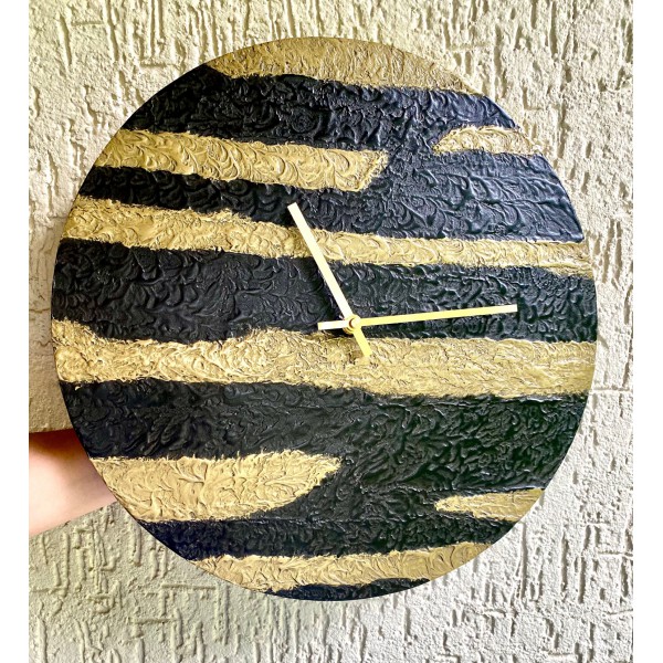 laikrodis "Metalo juosta" dengtas juodosios geležies metalu + žalvariu.  39,5cm skersmens